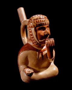 Präkolumbianische Kunst, Mochica-Zivilisation (Ugly, Mochica): anthropomorphes Gefäß, das einen blinden Bettler darstellt, der ein Musikinstrument (Panflöte?) spielt. 200 v. Chr.-700 n. Chr. Lima, Nationalmuseum für Anthropologie und Archäologie, Peru