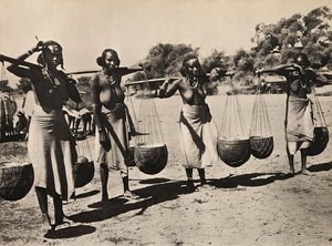 „Ein Imperium aufbauen“ im faschistischen Zeitalter: Cunama-Frauen beim Wassertragen, 09/05/1936 von Modestino Baldinetti