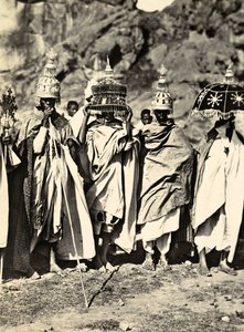 „Ein Imperium aufbauen“ im faschistischen Zeitalter: eine Gruppe abessinischer Priester, 09/05/1936 von Modestino Baldinetti