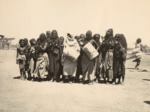 Bau eines Imperiums im faschistischen Zeitalter: bunte Gruppe muslimischer Frauen, 09/05/1936 von Modestino Baldinetti