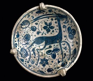 Mudéjar-Kunst: Keramikbecher azul, dekoriert mit einem Hirsch von Paterna, Manises (Hispano-maurischer Stil). 14. oder 15. Jahrhundert, Barcelona. Keramikmuseum Barcelona, Spanien von Mudejar School