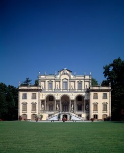Fassade der Villa Mansi