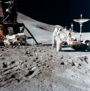 James Irwin 1930-1991 mit dem Lunar Roving Vehicle während Apollo 15, 1971