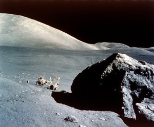 Der Rover wird von einem riesigen Felsen auf der Mondoberfläche überragt, Apollo 17 Mission, Dezember 1972