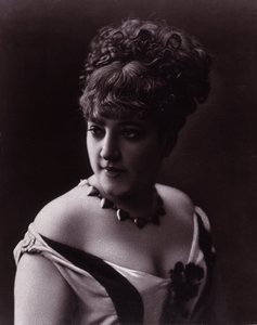 Porträt einer Frau. Gesicht einer Frau mit Dekolleté und einer Halskette mit herzförmigen Anhängern von studio of Nadar