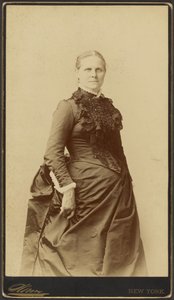 [Unbekannte Frau im langen Kleid stehend] von Napoleon Sarony