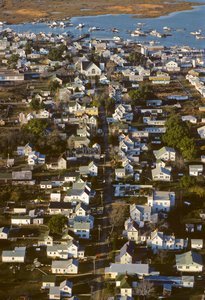 Luftaufnahme von Häusern entlang der King Street, der Siedlungsachse von Tangier Island von Nathan Benn