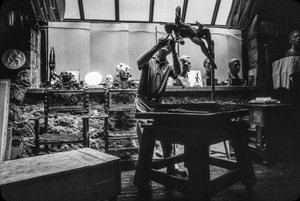 Bildhauer Walker Hancock arbeitet in seinem Atelier