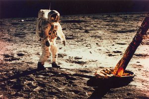 Buzz Aldrin geht auf der Mondoberfläche in der Nähe eines Beins des Mondmoduls, 1969