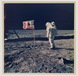 Buzz Aldrin und die US-Flagge auf dem Mond