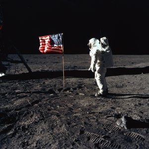 Buzz Aldrin und die US-Flagge auf dem Mond, 1969