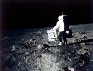 Buzz Aldrin führt ein Experiment auf der Mondoberfläche durch, Apollo II Mission, Juli 1969