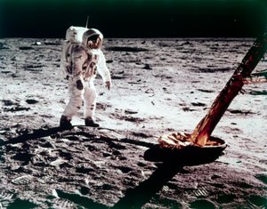Buzz Aldrin nahe dem Bein des Mondlandemoduls auf dem Mond, Apollo 11 Mission, Juli 1969