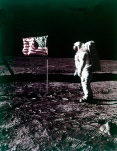 Buzz Aldrin steht neben der amerikanischen Flagge auf der Mondoberfläche, Juli 1969