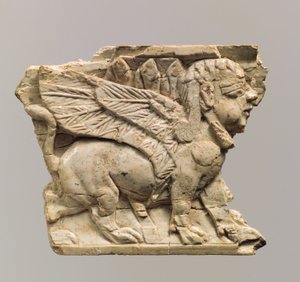 Möbelplakette mit Relief eines Sphinx, um 9.-8. Jahrhundert v. Chr.