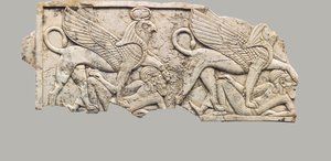 Möbelplakette mit zwei falkenköpfigen Sphinxen, die Gefangene niedertrampeln, ca. 9.-7. Jahrhundert v. Chr.