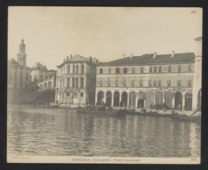 Ansicht des Palazzo dei Camerlenghi in Venedig