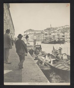Gondeln entlang des Canal Grande, Venedig