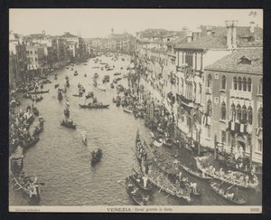 Gondeln auf dem Canal Grande in Venedig