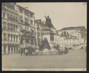 Riva degli Schiavoni te Venetië, met een ruiterstandbeeld van Victor Emanuel II van Italië von Neue Photographische Gesellschaft
