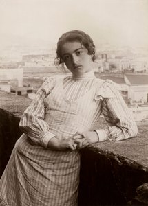 Junge Frau auf einer Terrasse, Neapel