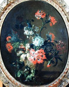 Blumen in einer Steinvase