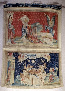 Apokalypse-Wandteppich (1373-1383), Nr. 59: Die zweite und dritte Flasche werden über das Meer und die Gewässer gegossen. Unten, Nr. 66, Babylon wird von Dämonen überfallen. Wandteppich von Nicolas Bataille (1330-1405)