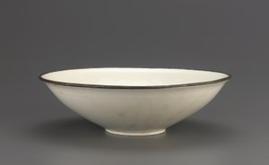 Ding-Keramikschale mit eingravierter Lotusdekoration, Hebei-Provinz, 11.-frühes 12. Jahrhundert