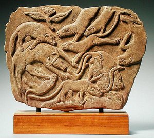 Relief, das Hunde zeigt, die eine Kuh fällen, 4.-5. Jahrhundert