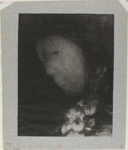 Kopf einer Frau mit Blumenkorsage