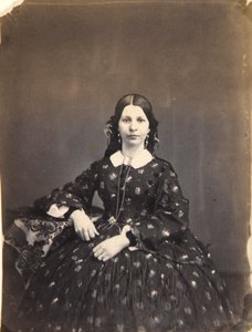 Sitzende junge Frau