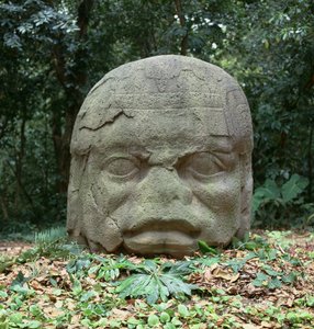 Kolossaler Kopf 4, Vor-Klassische Periode