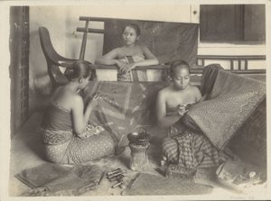 Drei batikende indische Frauen von Onnes Kurkdjian