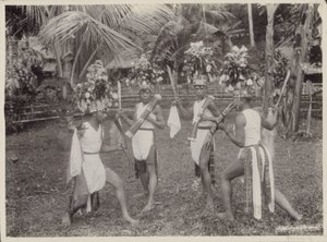 Indische Jungen in Kostümen tanzen mit Krissen in der Hand von Onnes Kurkdjian