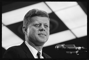 John F. Kennedy hält eine Rede