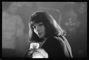 Juliette Greco in einem verrauchten Nachtclub