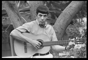 Leonard Nimoy spielt Gitarre