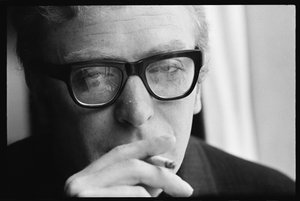 Michael Caine raucht