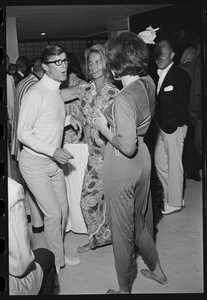 Roddy McDowall, Lauren Bacall und Shirley MacLaine auf einer Party in Malibu