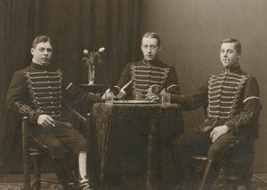 Drei junge uniformierte Kavalleristen, Malmö, Schweden, 1920er Jahre von Otto Ohm