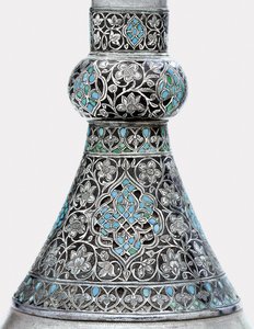 Detail einer osmanischen türkisbesetzten silbermontierten Zinkflasche