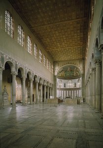 Innenansicht der Kirche von St. Sabina, Mittelschiff, gegründet im 5. Jahrhundert von Paleo Christian