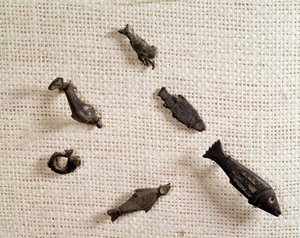 Christliche Antike: Fibeln und Metallschmuck in Fischform. Nationalmuseum für Archäologie, Saint Germain en Laye von Paleo Christian Paleo Christian