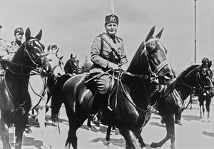 Album "Duce": Benito Mussolini zu Pferd mit seinem Gefolge in Rom