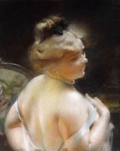 Frau mit Perlenkette