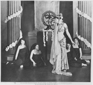 Mata Hari tritt im Musée Guimet, Paris, am 13. März 1905 auf