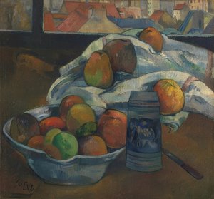 Obstschale und Krug vor einem Fenster