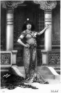 Henriette Rosine Bernard alias Sarah Bernhardt (1844-1923) als Izéyl, Postkarte von Paul Nadar