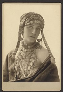 [Unbekannte Frau im Theaterkostüm] von Paul Nadar