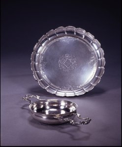 George II Orangenfilter, runde Schale mit zwei durchbrochenen Muschel- und Rollengriffen